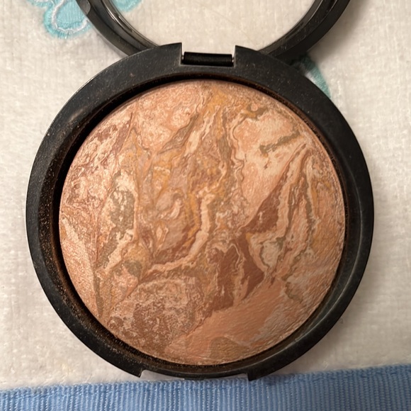 SOLD 🛑Laura Geller Baked Balanced-N-Glow Illuminating Foundation - Picture 2 of 4